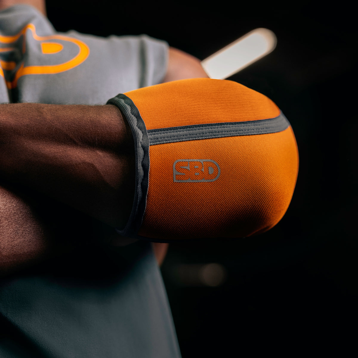 Coudières SBD – édition Forge (orange) – compression et protection des coudes